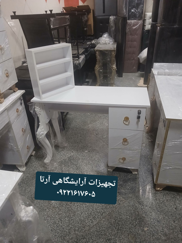 میزناخن همراه با استند لاک پایه سلطنتی سفید ابعاد ۴۰×۱۰۰