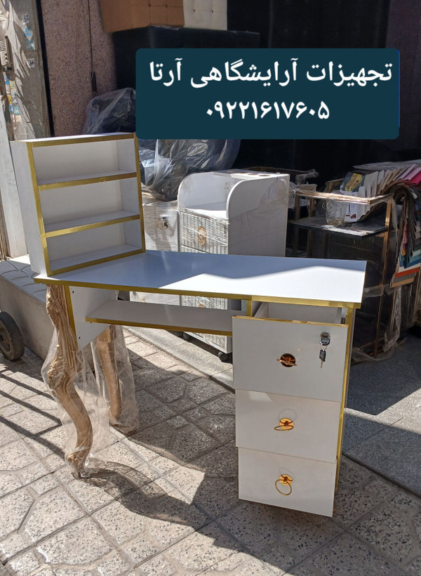 میزناخن همراه با استند لاک نوارکشی طلایی ابعاد ۴۰×۱۰۰