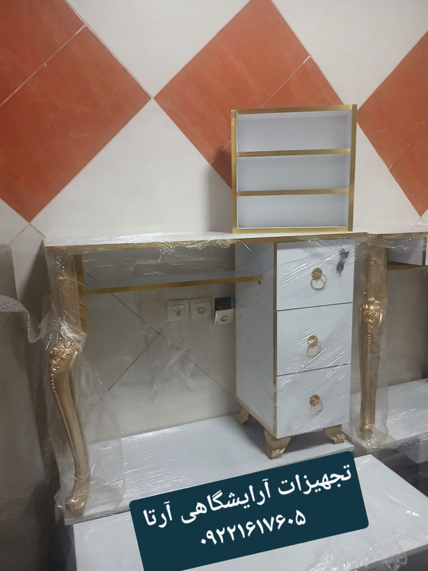 میزناخن همراه با استند نوارکشی طلایی ابعاد۴۰×۱۰۰