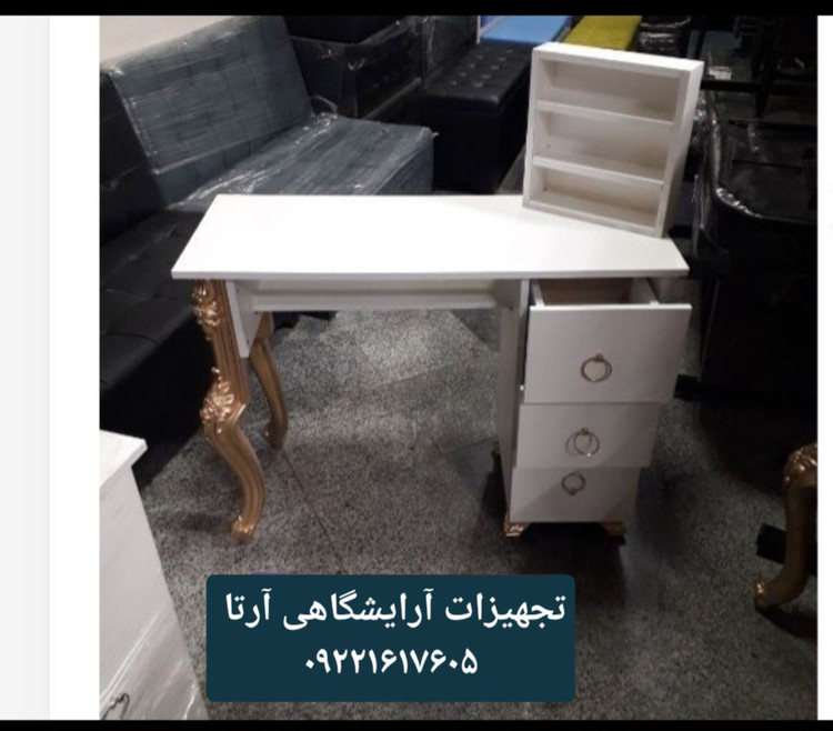 میز ناخن همراه با استند لاک ابعاد ۴۰ ×۱۰۰